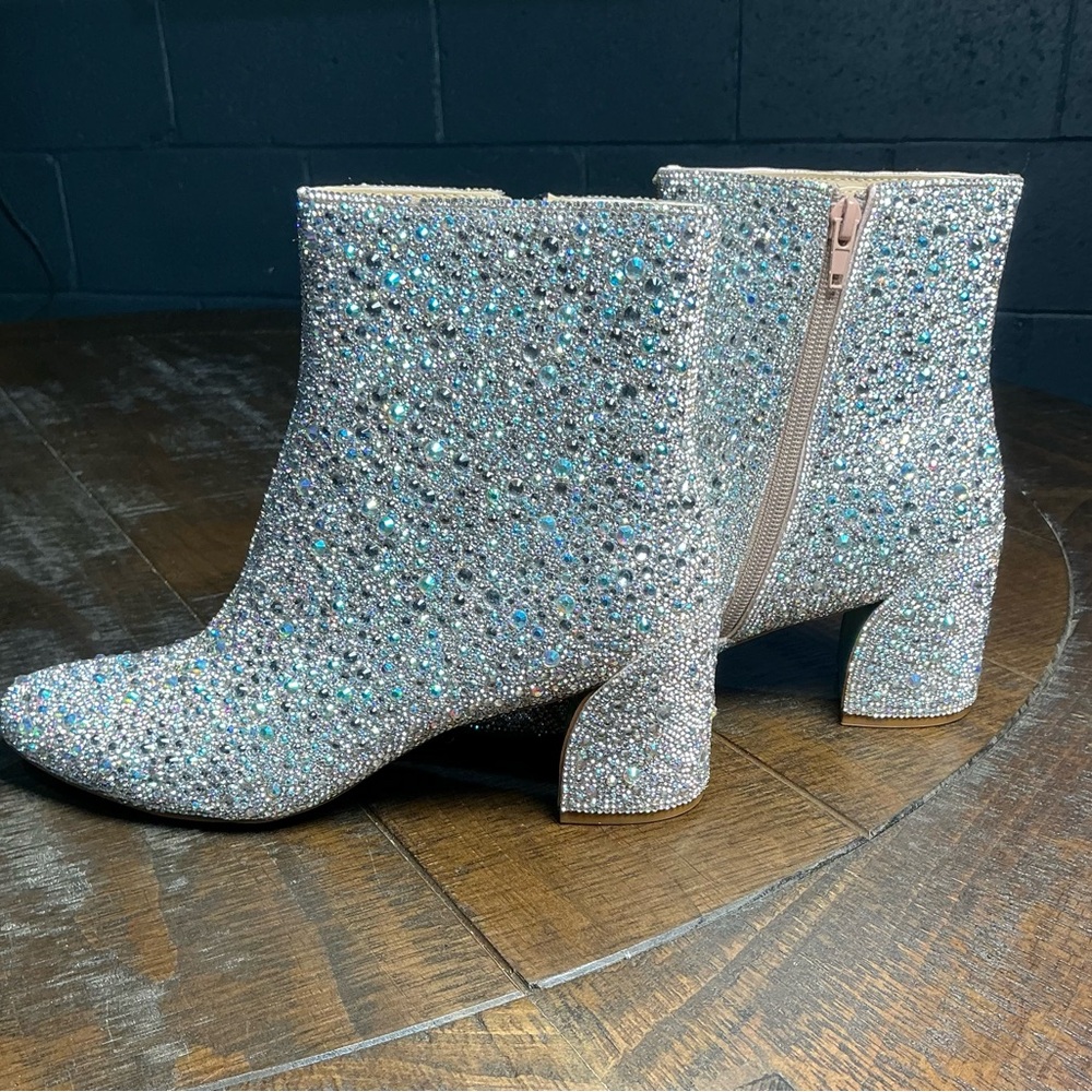 Betsey Johnson Glamorous Silver Glitter Ankle Booties Size 9